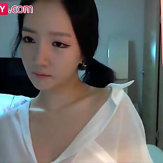 Calda adolescente coreana asiatica che mostra il suo corpo sexy a una telecamera - 18sonly.com