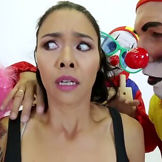 Дыха и ебанутые татуированные леди трахаются одновременно с тремя клоунами.