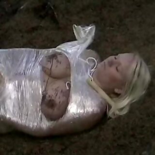 Royaume uni blonde nue couverte de film plastique